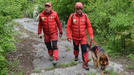 Мъж хукна да бяга в планината след свада, търсят го