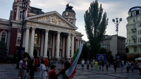 Народните хора пред Народния театър - кич, патриотизъм или пречка? 