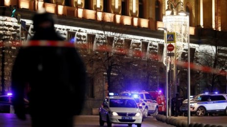 Стрелба в центъра на Москва, трима са убити, нападателите се барикадираха 
