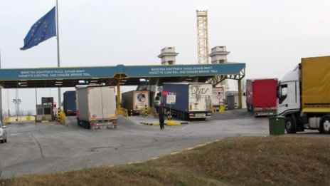 Трафикът към границата натоварен, освен към Сърбия и Македония
