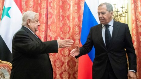 Турско-руски разговори, докато хиляди сирийци бягат от Идлиб