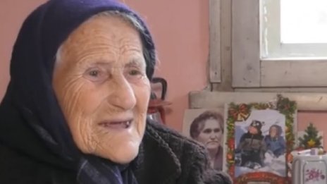Коледата по-топла за баба Цена и Иванка – изненадани от младежи