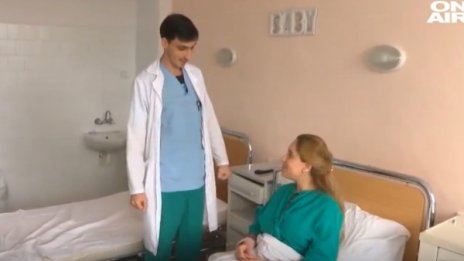 Лекари спасиха 18-годишна родилка и бебето й