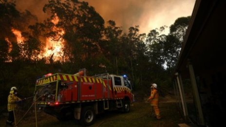 Заради горски пожари: Хиляди туристи - блокирани на плаж в Австралия