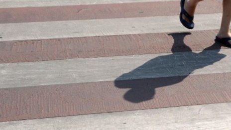 Блъснаха възрастен мъж на пешеходна пътека в Бургас
