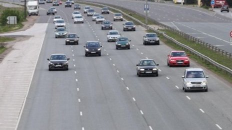 Пътната маркировка  у нас - като в пустиня: Там правила няма!
