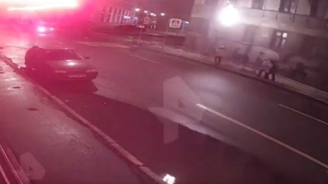 Горящ мъж падна от блок върху пешеходка с коте в ръце! 