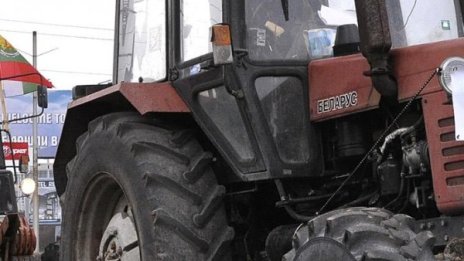 Задържаха двама, подпалили трактор "Беларус" в Любимец