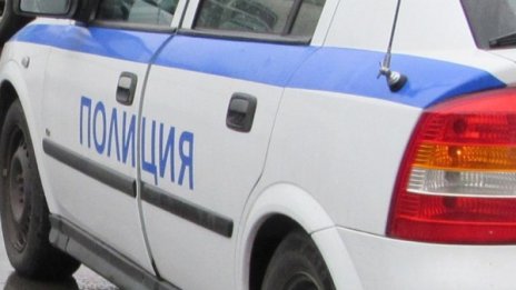 Шофьор се блъсна в две паркирани коли и стълб 