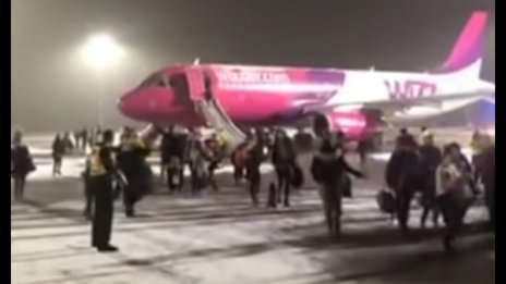 Пожар на борда на самолет на WizzAir, евакуираха пътниците 