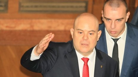 Иван Гешев отмени срещата си с Корнелия Нинова