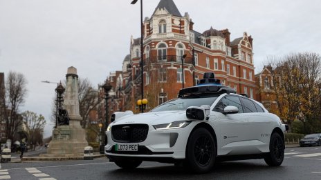 Дистопичен момент: Жена ражда в роботакси докато пътува за болницата