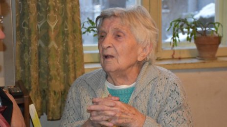 Баба Райна на 100: Чете, плете и решава кръстословици
