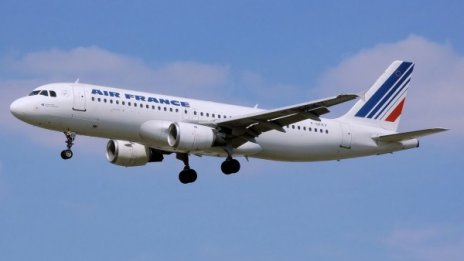 Откриха мъртво момче под колесника на самолет в Париж