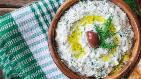 Рецептата Dnes: Салата "Снежанка" с краставички и орехи 