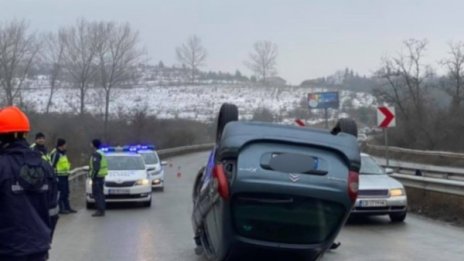 Кола се преобърна по таван малко преди Владая
