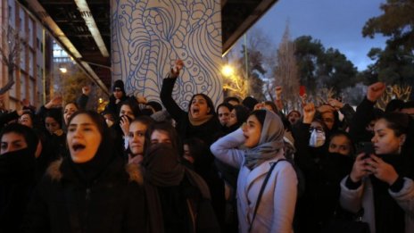 Иранци на протест заради сваления украински самолет