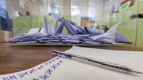 Барометър: ГЕРБ къса БСП, Слави извън парламента засега 