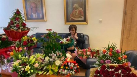 Нинова празнува днес, отрупаха я с цветя и честитки