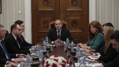 Радев настоя за диалог с властта за изборите, от ГЕРБ: Само в НС!