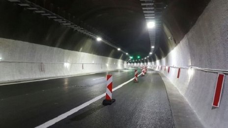 Спряха движението във "Витиня" заради горящ бус