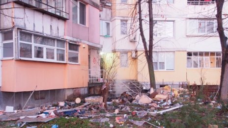 Отслужват водосвет за здраве във взривения варненски блок 