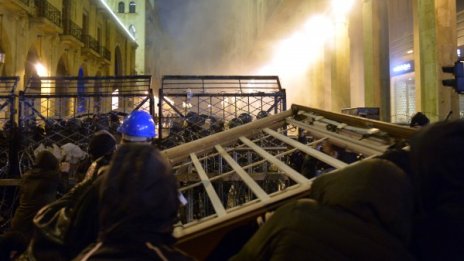 Сблъсъци, водни оръдия и гумени куршуми при протести в Бейрут