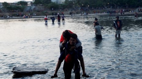 Стотици мигранти стигнаха Мексико през границата с Гватемала