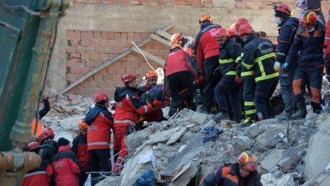 След земетресението в Турция: Броят на загиналите расте