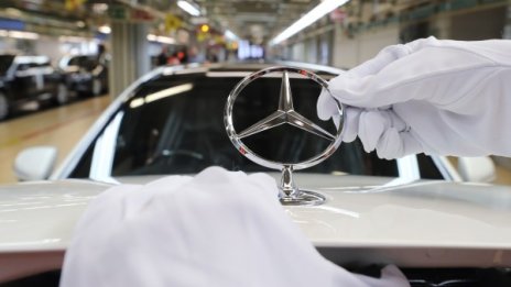 Заради Tesla: Mercedes ще плати глоба от $1,1 млрд. 