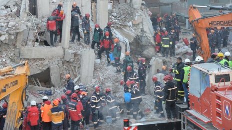 Спасени са 45 души изпод развалините след труса в Турция