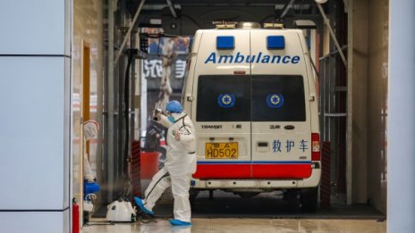 Китайците с заключиха в домовете си, не общуват и с близките си