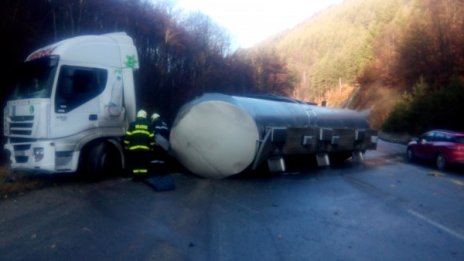 Цистерна с вода се преобърна на прохода "Предела"
