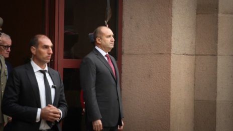 Радев vs МС: Живеем от криза в криза, винаги сме на опашката в ЕС!