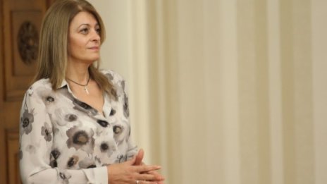Радева във Facebook: Държавната измяна дебне отвсякъде