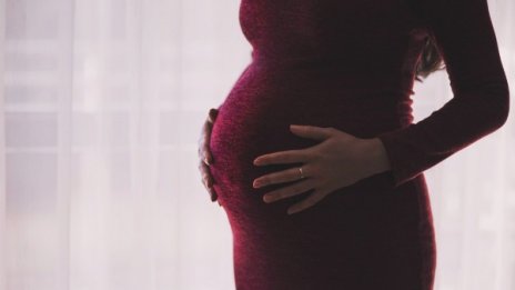 Мъж карал бременната си жена да проституира, ще лежи 12 г.