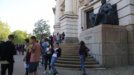 Известяват абитуриенти имат ли право на трета стипендия