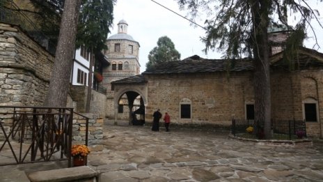 В Троянския манастир се отслужва молебен за дъжд