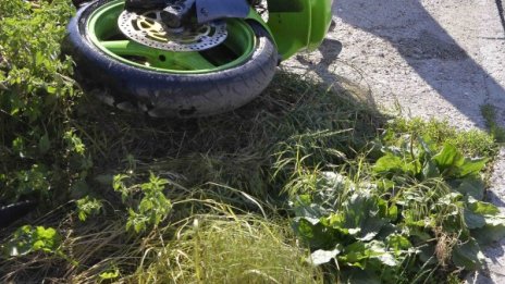 Моторист без книжка с опасност за живота след катастрофа