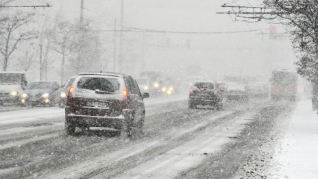 Сняг затрупва страната, затворени пътища, села без ток...