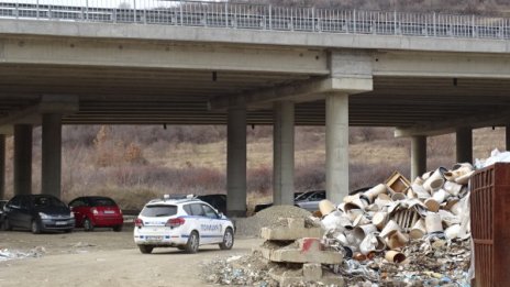 Под АМ "Струма" - планина от боклуци. Собственикът изчезна