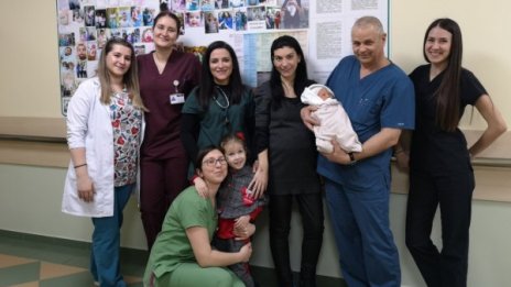 Лекари спасиха бременна и бебето след 23 дни в реанимация