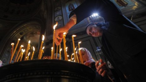 Мъж прободе двама души в църква 