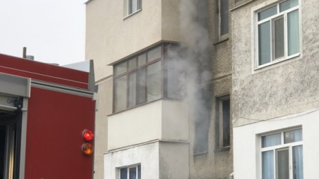 Пожар евакуира блок в Златоград 