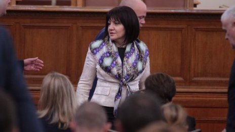 Караянчева: Радев вижда сянката на службите в спалнята си!