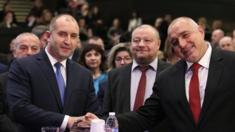 Помирение? Борисов и Радев си стиснаха ръцете!
