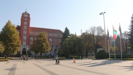 Пиян псува и заплашва хора с нож, нападна и полицай