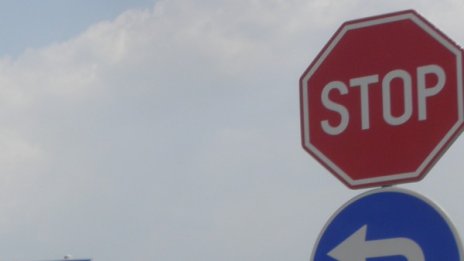Мъж не спря на "STOP", полицията го подгони, той се блъсна
