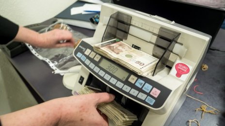 Шеф в държавна фирма  - заплата 10 980 и годишни бонуси 40 хил.