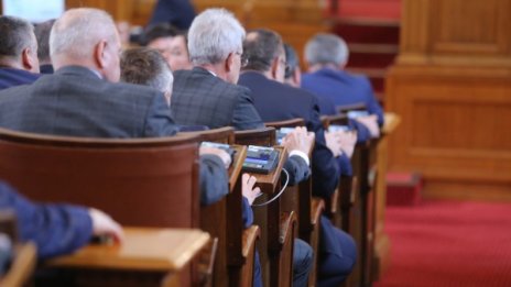 Сред бурен дебат и обвинения, попълниха състава на КРС